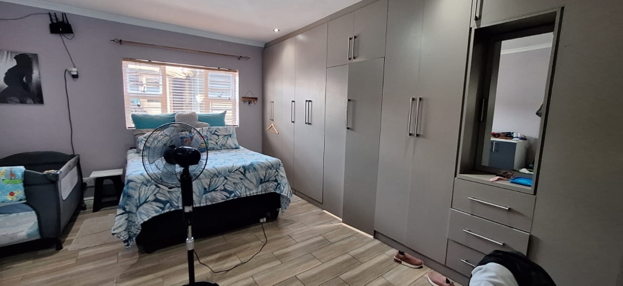 4 Bedroom Property for Sale in Grassy Park Western Cape